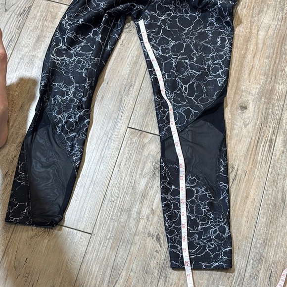 Under Armour Black and Gray Patterned Compression HEATGEAR Leggings Size Medium - Picture 4 of 5